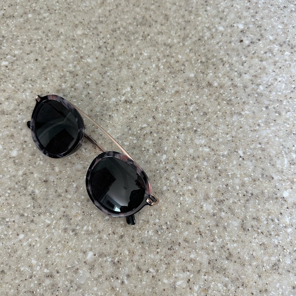 Peepers Noseless Sunglasses with Bridge. Unisex - Picture 6 of 6